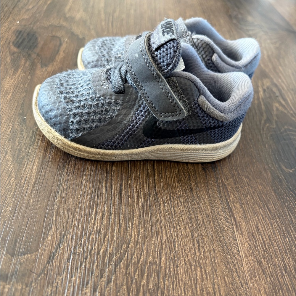 Nike Kids Charcoal and Tan Sneakers